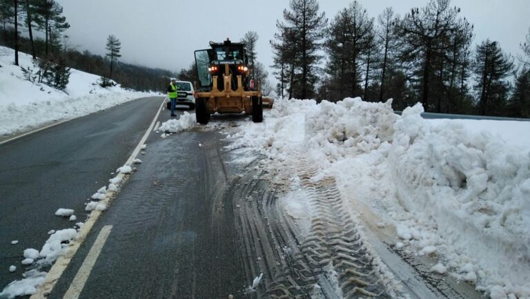 Atrapado por la nieve un autobús con 30 pasajeros que se encontraba de excursión en Las Majadas