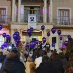 Socuéllamos suelta 52 globos morados en honor a las víctimas de violencia de género