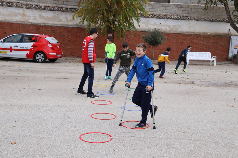 Un circuito de obstáculos para que los menores de Manzanares se acerquen a las personas con discapacidad