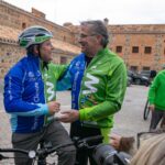 García Page se monta en la bici por el clima