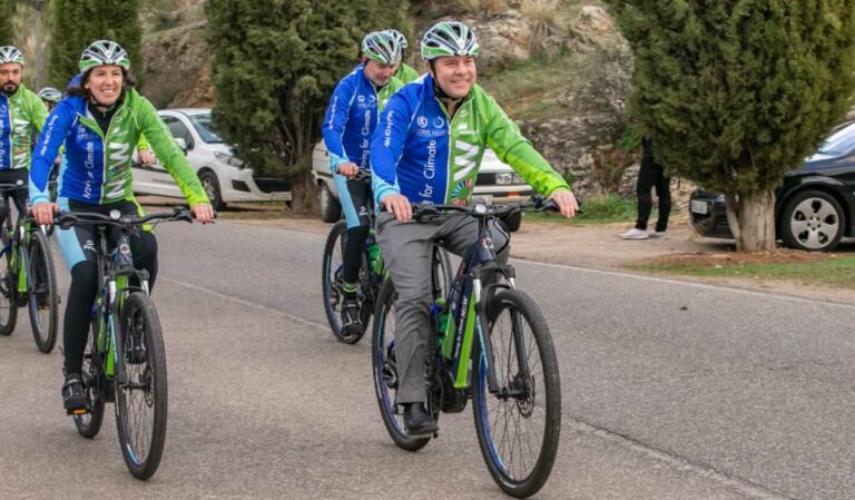García Page se monta en la bici por el clima