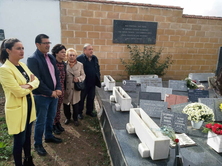 El PSOE de Castilla-La Mancha rinde homenaje a las víctimas del franquismo en el día de Todos los Santos