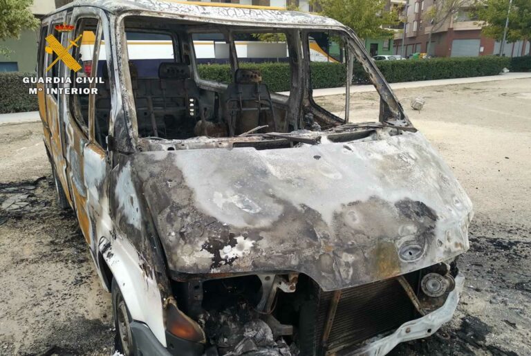 Detenidos dos vecinos de Caudete por incendiar intencionadamente una furgoneta y un contenedor de reciclaje