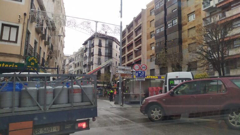 Bomberos sanean cornisas y revisan fachadas en Cuenca