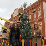 Unos 350 niños colaborar en la creación de un árbol de Navidad reciclable en Manzanares