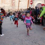 Mayores y pequeños corren por una buena causa y para celebrar el comienzo de la Navidad en Manzanares