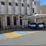 Una nueva plaza de movilidad reducida y una marquesina para los vehículos sanitarios en el centro de Salud de La Roda