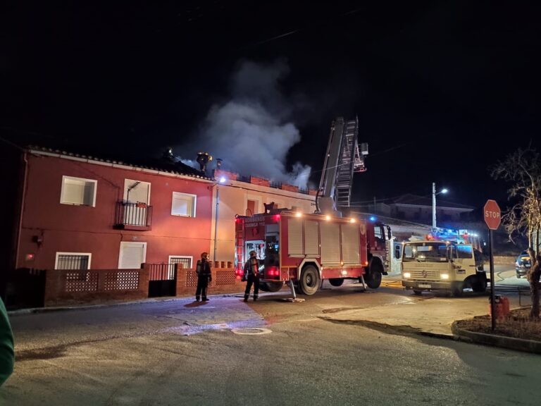 Un incendio originado por una estufa de leña obliga a desalojar una vivienda en Carboneras (Cuenca)