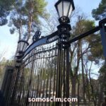 Instalada la antigua puerta del Giner de los Ríos en el Parque de Abelardo Sánchez de Albacete