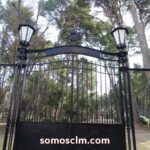 Instalada la antigua puerta del Giner de los Ríos en el Parque de Abelardo Sánchez de Albacete
