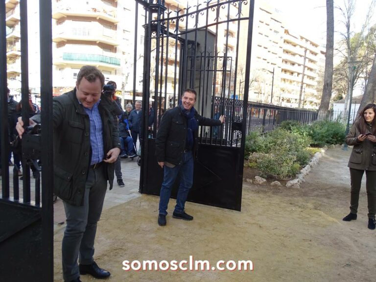 Instalada la antigua puerta del Giner de los Ríos en el Parque de Abelardo Sánchez de Albacete Instalada la antigua puerta del Giner de los Ríos en el Parque de Abelardo Sánchez de Albacete