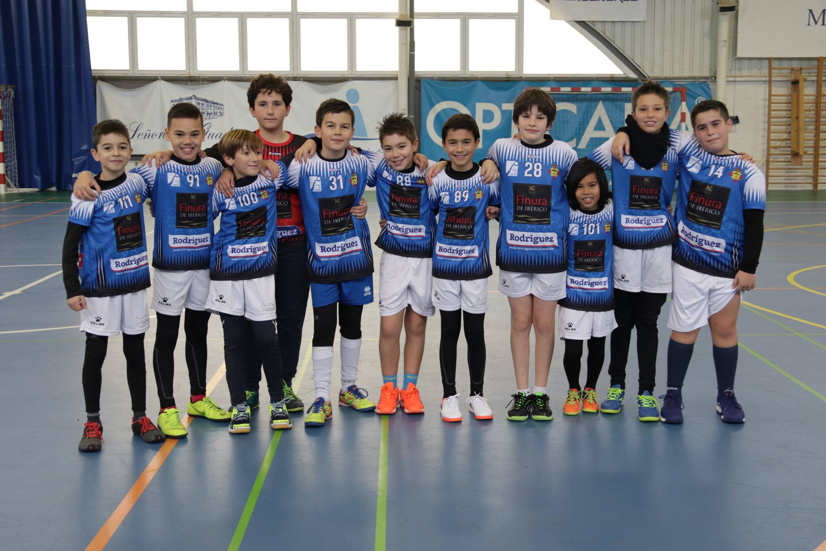 Unos 130 niños de Manzanares aprenden balonmano en la escuela deportiva municipal