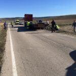 Intentaba cambiar una rueda y terminó atrapado bajo un camión en Reillo