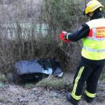 Rescate en la CUV-9144 de Cuenca tras la salida de un vehículo de la vía y caerse al río