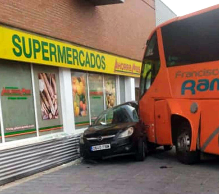 Un autobús escolar se estrella contra un supermercado en Azuqueca de Henares