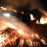 Precaución al deshacerse de los restos de hogueras, braseros o estufas en los contenedores