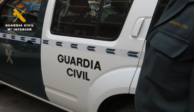 El vuelco de un camión a la altura de El Peral obliga a cortar tres kilómetros de la A-3 sentido Valencia