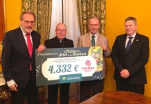 El presidente de Globalcaja, Carlos de la Sierra, entrega la recaudación de «El Hechizo del Árbol de las Sonrisas» en Cuenca