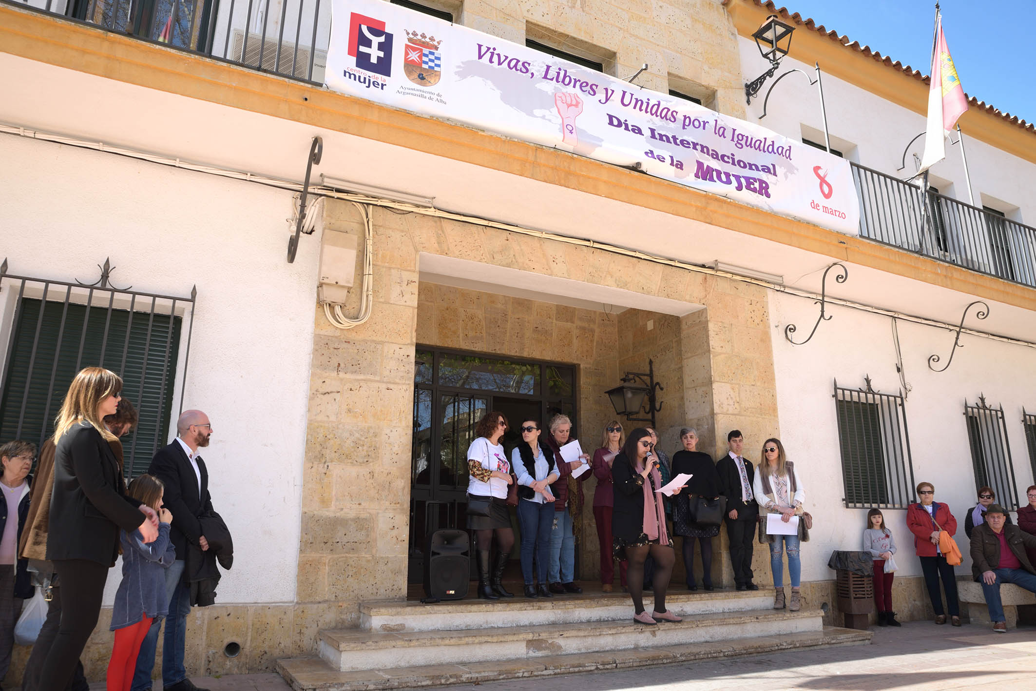 “Vivas, libres y unidas por la igualdad” lema en la concentración por la igualdad entre hombres y mujeres en Argamasilla de Alba
