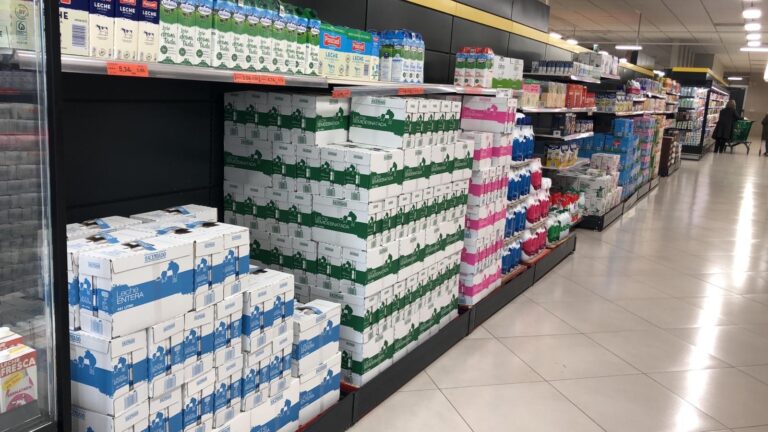 Agricultores piden dejar de bajar «por la fuerza» el precio de la leche