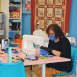 Un negocio de patchwork fabrica mascarillas de tela para enviarlas al Hospital de Tomelloso