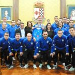 El alcalde de Valdepeñas recibe al Viña Alabi Valdepeñas tras llegar al partido final de la Copa de España