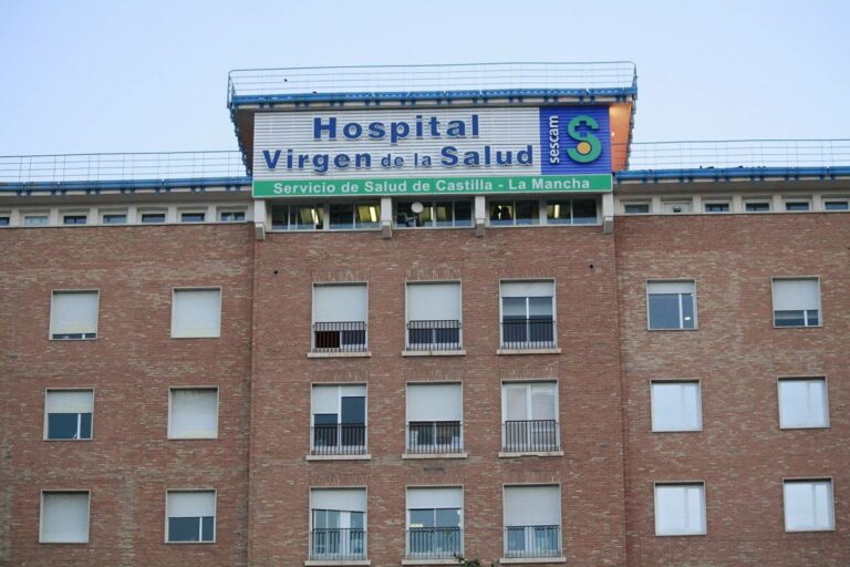 Denuncian que pacientes de cáncer tienen que esperar sentados en el suelo o escaleras en el hospital de Toledo