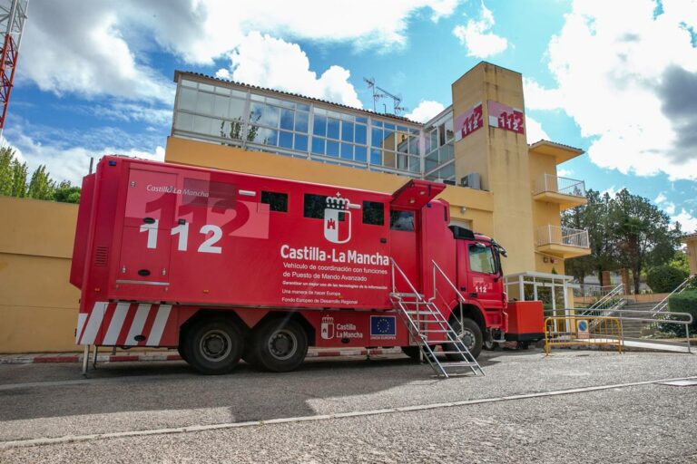Cortada la CM-3114 en Villanueva de la Jara tras el vuelco de un tráiler