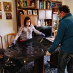 El municipio conquense de Ledaña se une para confeccionar batas y mascarillas