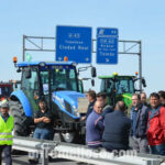 Los agricultores de Tomelloso cortan el tráfico en la A-43