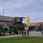 Agricultores y ganaderos sacan su maquinaria pesada por las calles de Cuenca para pedir precios justos