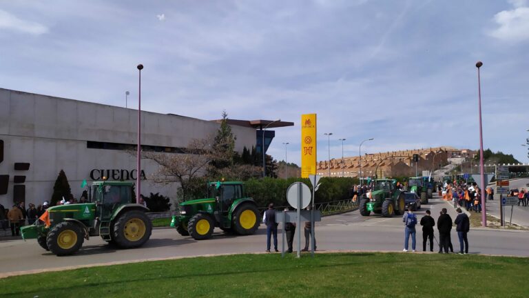 Agricultores y ganaderos sacan su maquinaria pesada por las calles de Cuenca para pedir precios justos
