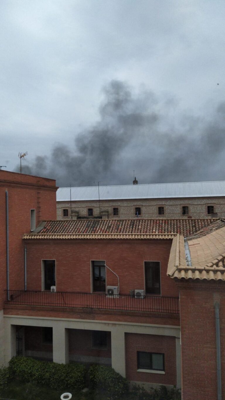 Motín en la prisión de Ocaña I, internos queman papeleras y destrozan mobiliario tras el desmayo de uno de ellos