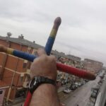 Ni la lluvia ni el confinamiento acallan los tambores de Turbas, que han inundado los balcones de Cuenca