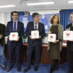 La Diputación proporciona otros 13 desfibriladores a la Policía Nacional para dotar los coches patrulla en la provincia
