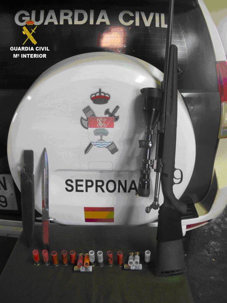 El Seprona sorprende a un cazador furtivo en San Clemente, a quien decomisó un rifle y un machete