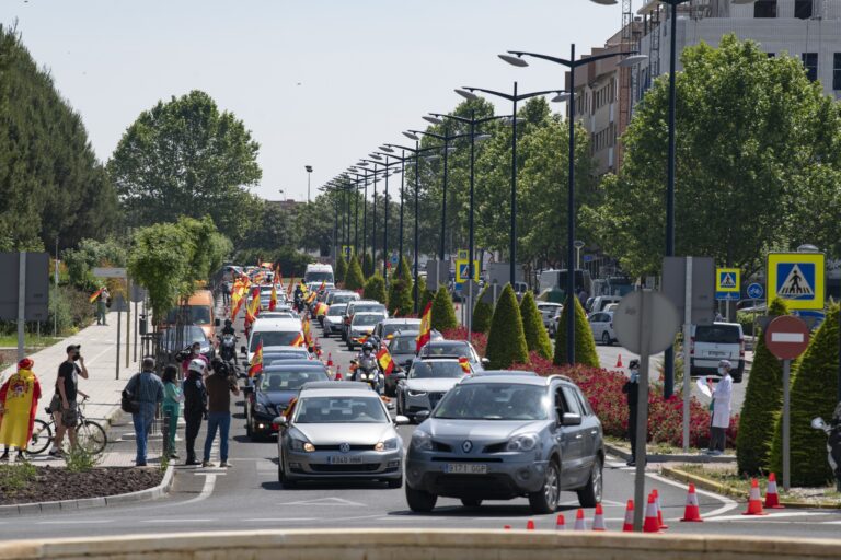 Centenares de coches arropados con banderas de España acuden a la llamada de Vox en 6 ciudades de CLM contra el Gobierno