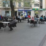 Dos terrazas y comercios abiertos en la calle Carretería de Cuenca