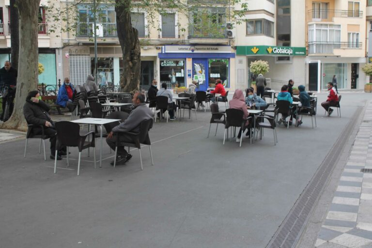 Dos terrazas y comercios abiertos en la calle Carretería de Cuenca