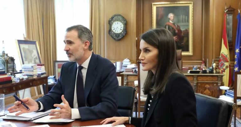 Los Reyes se interesan por la evolución de la pandemia en hospitales de Cuenca, Valencia y Granada