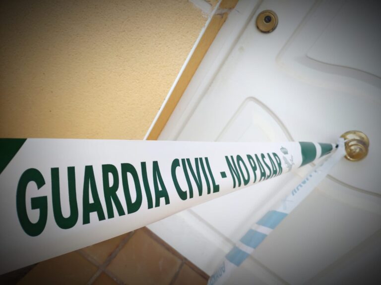 La presión vecinal obliga a tres personas que habían ocupado dos viviendas en Horcajo de Santiago a abandonarlas