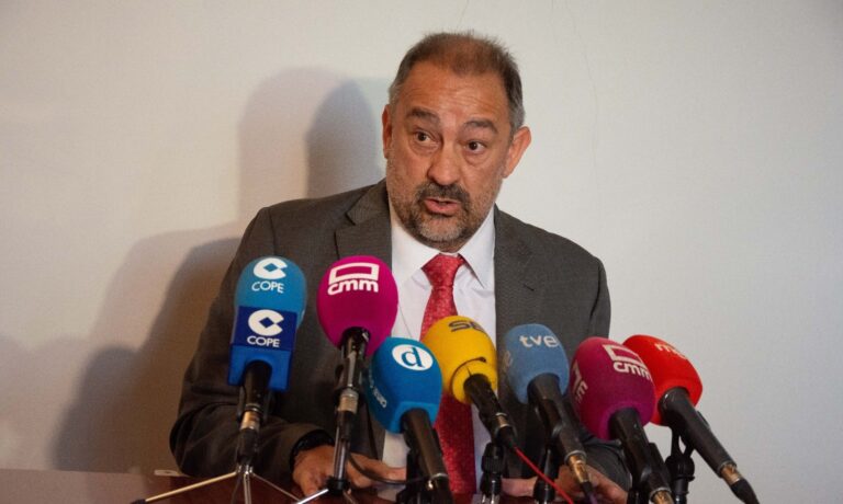 Julián Garde se impone en las elecciones de la UCLM, desbanca a Collado y gobernará la institución los próximos 4 años Julián Garde se impone en las elecciones de la UCLM, desbanca a Collado y gobernará la institución los próximos 4 años