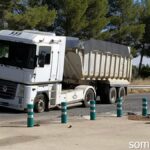 Un vehículo de una autoescuela choca contra un camión a la entrada de Argamasilla de Alba
