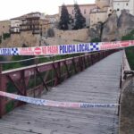 El paso peatonal del Puente San Pablo en Cuenca, cortado para revisar sus tablas