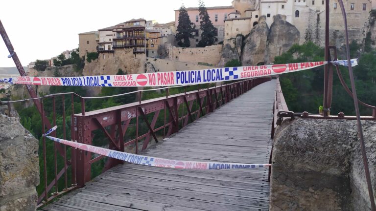 El paso peatonal del Puente San Pablo en Cuenca, cortado para revisar sus tablas