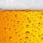 Vuelca un camión que transportaba envases de cerveza en la N-III en Castillejo de Iniesta