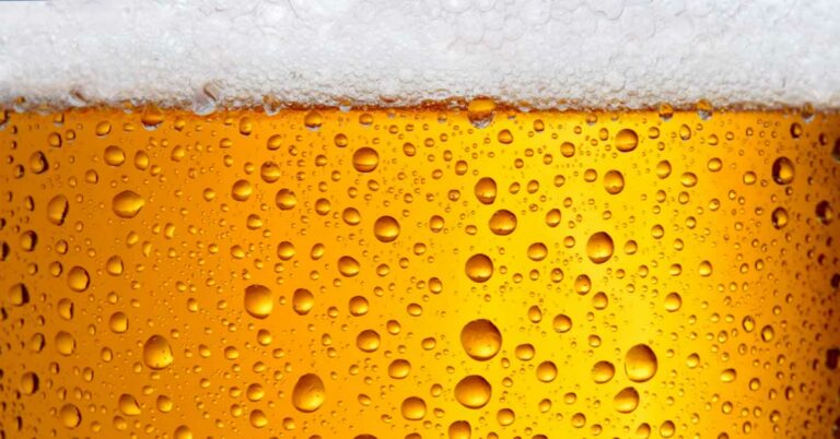 Vuelca un camión que transportaba envases de cerveza en la N-III en Castillejo de Iniesta