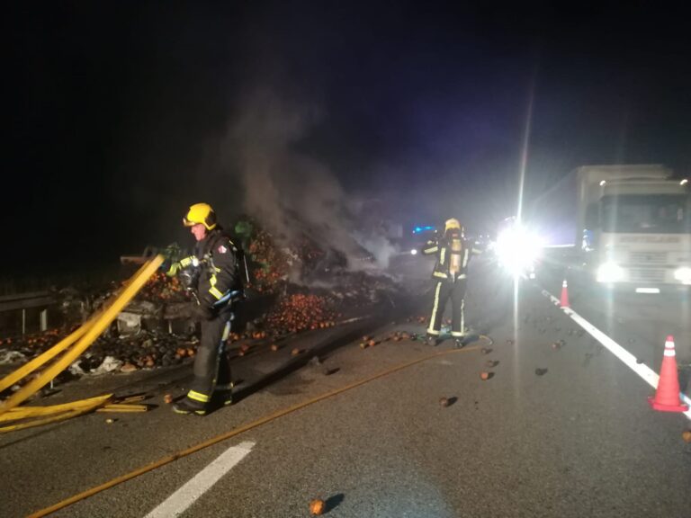 Incendio en un camión que llevaba naranjas en la A-3 a la altura de Honrubia