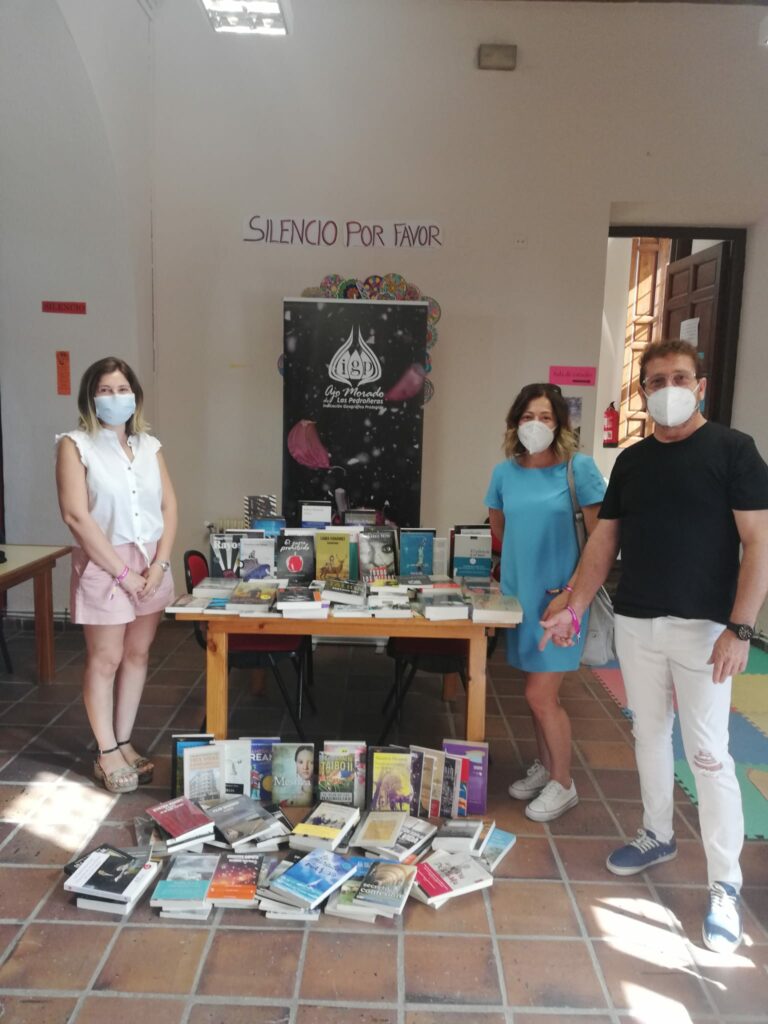 La IGP Ajo Morado de Las Pedroñeras dona libros a bibliotecas bajo el lema «Sin cultura no hay futuro»