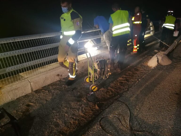 Buscan el cuerpo de una mujer en el pantano de Contreras tras salirse de la N-3